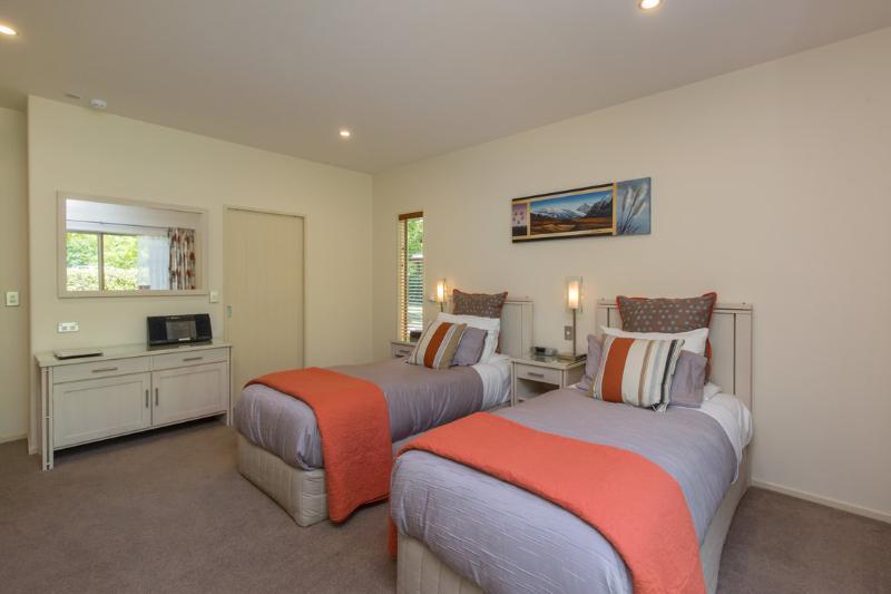 Maple Lodge Luxury Bed & Breakfast Albert Town Exterior foto